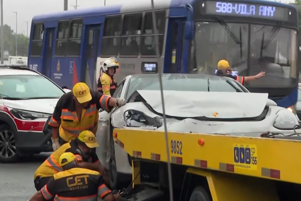 acidente-envolvendo-porsche-tem-fuga-e-ameaca-com-arma-na-marginal