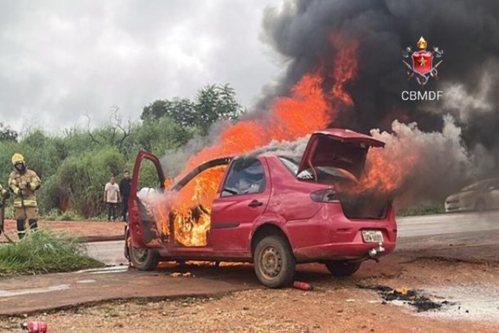 incendio-destroi-carro-perto-de-ponte-no-df-e-mobiliza-bombeiros