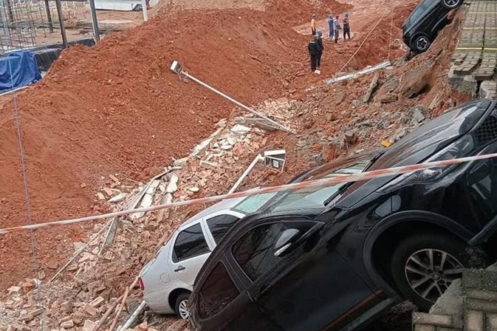 carros-sao-“engolidos”-apos-muro-desabar-em-obra-da-prefeitura-de-sp.-video