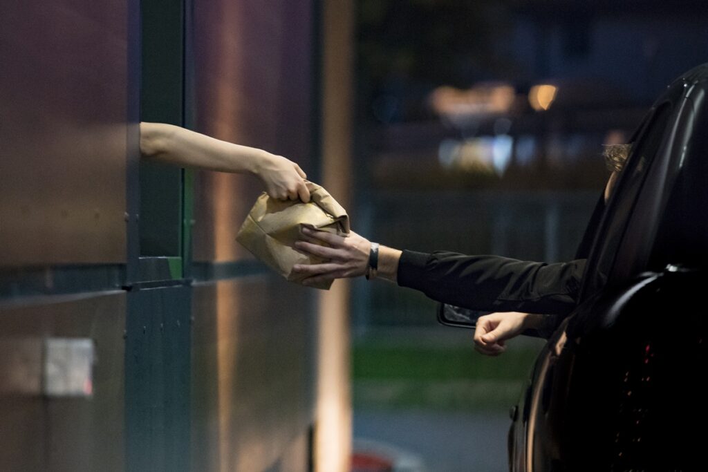 interacao-com-ia-no-drive-thru-pode-piorar-a-dieta,-aponta-estudo