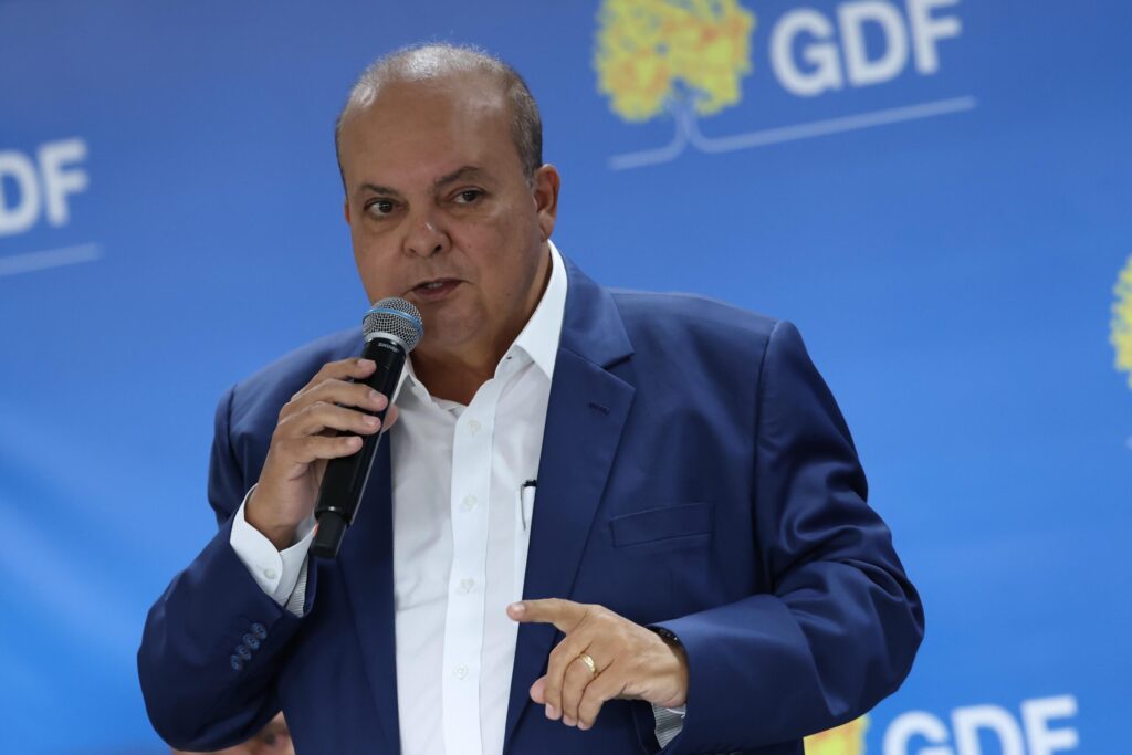 ibaneis-entrega-concessao-de-uso-que-regulariza-restaurante-no-guara