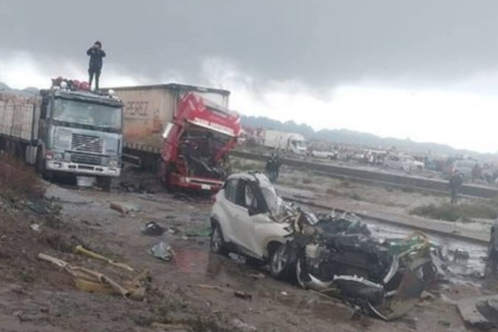 bolivia:-aviao-militar-caiu-sobre-carros-e-deixou-rastro-de-destruicao.-veja-video