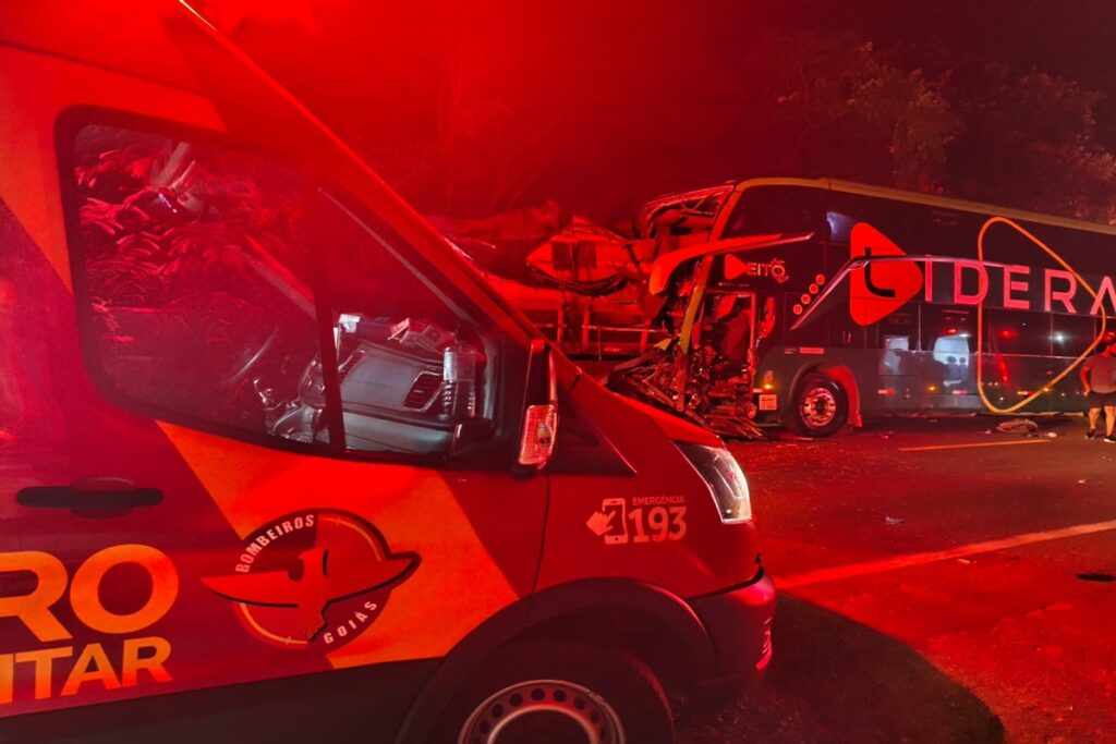 grave-acidente-entre-onibus-e-carreta-deixa-18-feridos-na-br-153