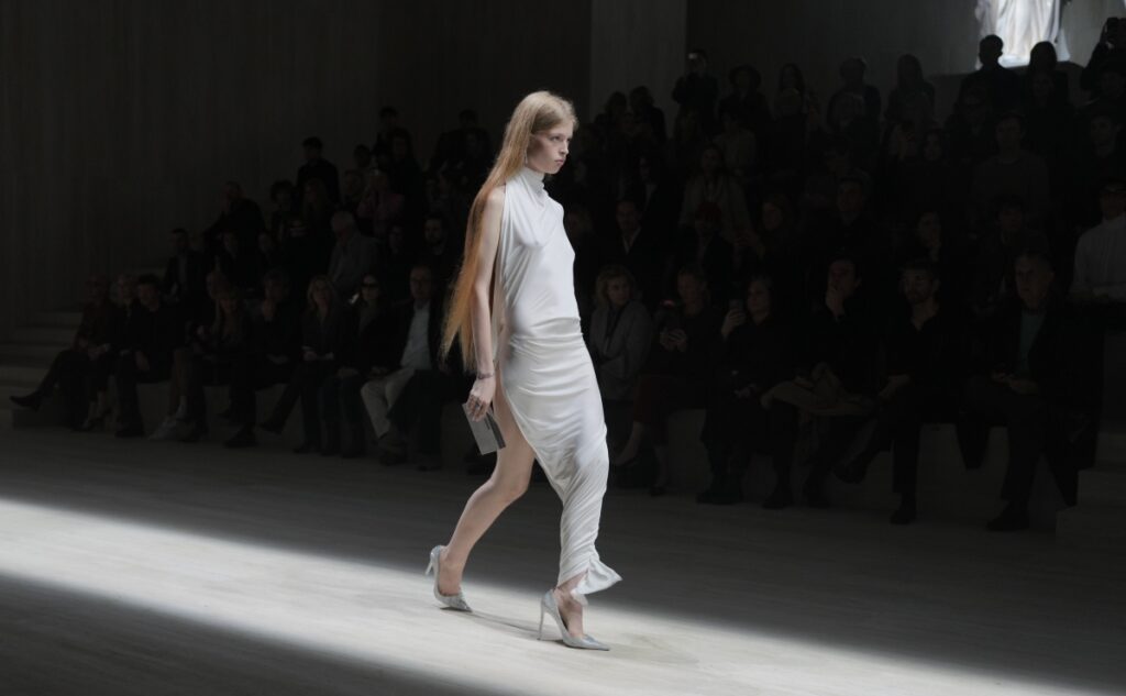 filha-de-elon-musk-desfila-na-estreia-de-demna-a-frente-da-gucci