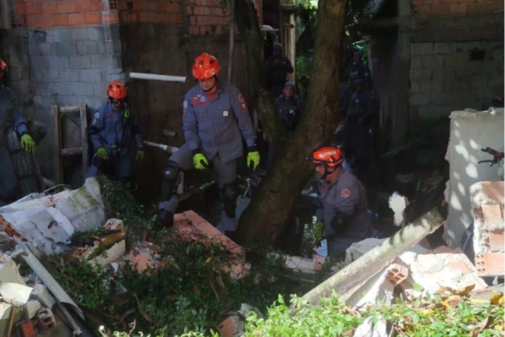 casa-desaba-na-zona-sul-de-sp-e-bombeiros-fazem-buscas-por-vitimas