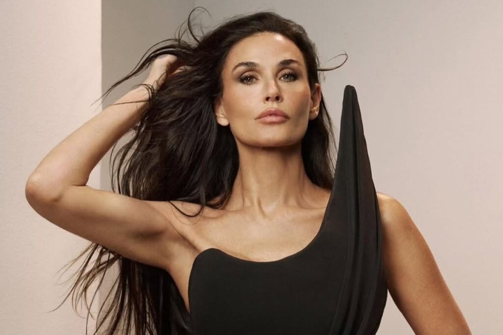 demi-moore-surge-irreconhecivel-apos-transformacao-radical-no-cabelo