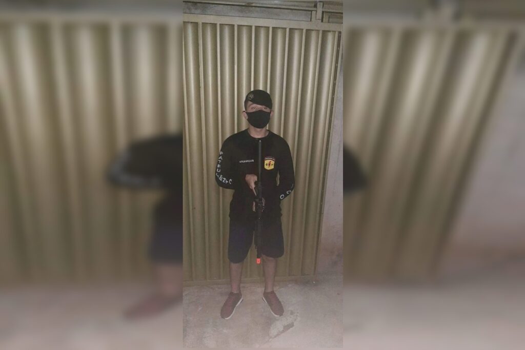 policial-fake-e-preso-apos-posar-com-farda,-boina,-arma-e…-bermuda