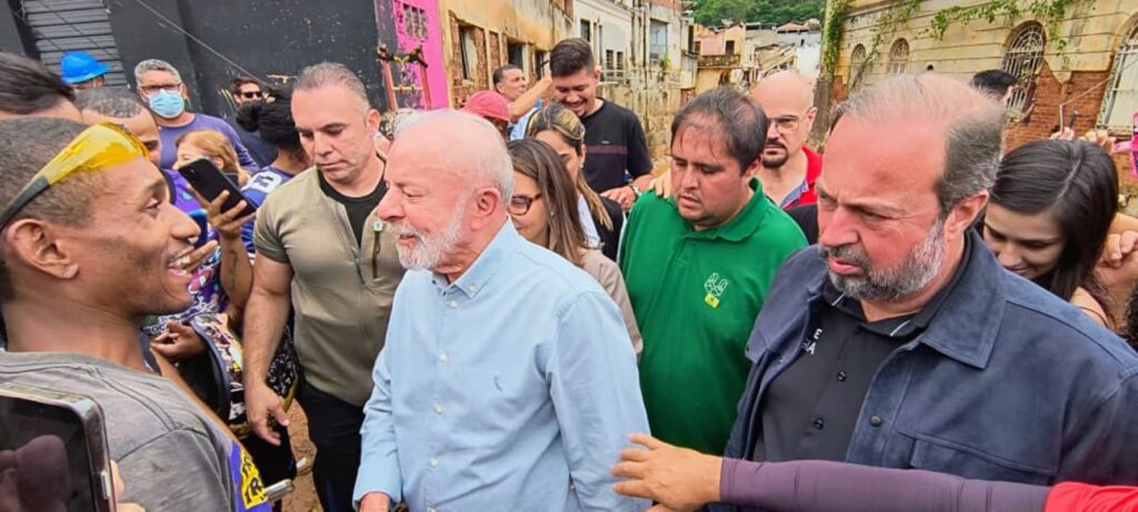 em-visita-a-juiz-de-fora-e-uba,-lula-promete-reconstruir-casas