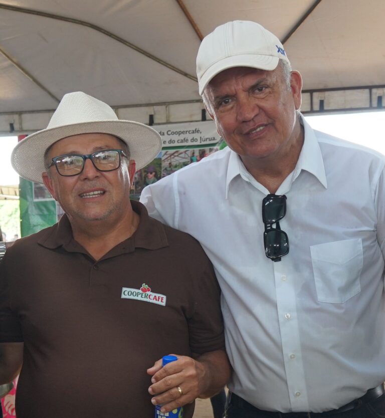 Petecão investe na cafeicultura e garante máquinas para produtores de Mâncio Lima   