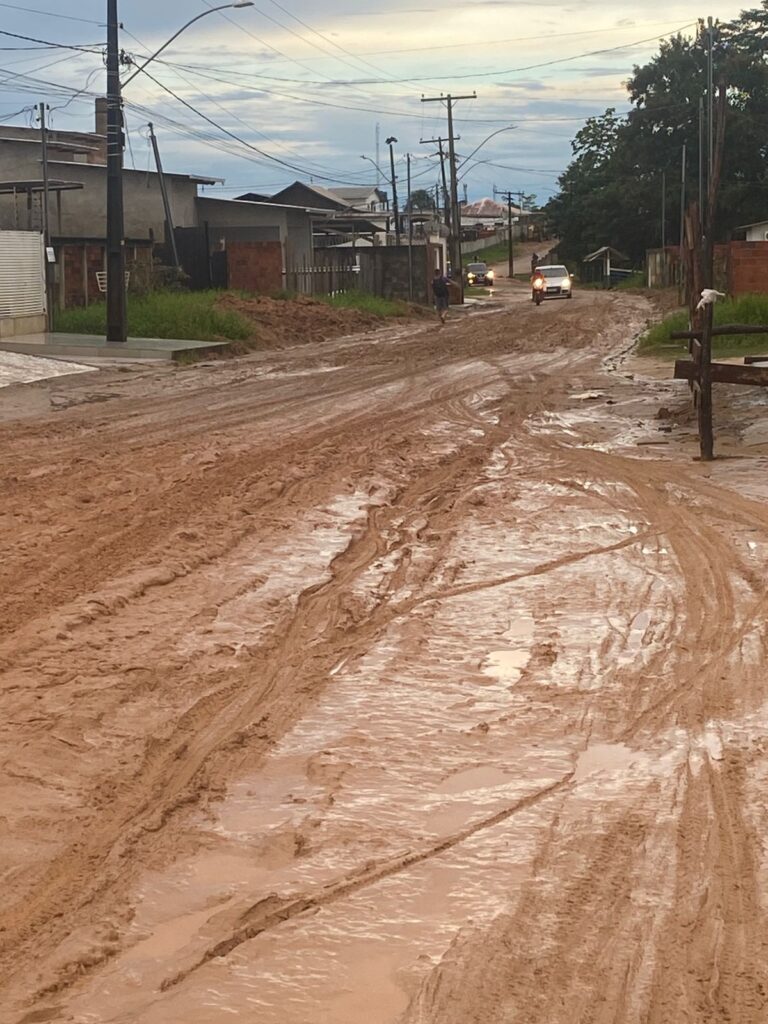 Em Tarauacá, enquanto a gestão investe na folia carnavalesca, moradores do Ipepaconha trafegam no lamaçal