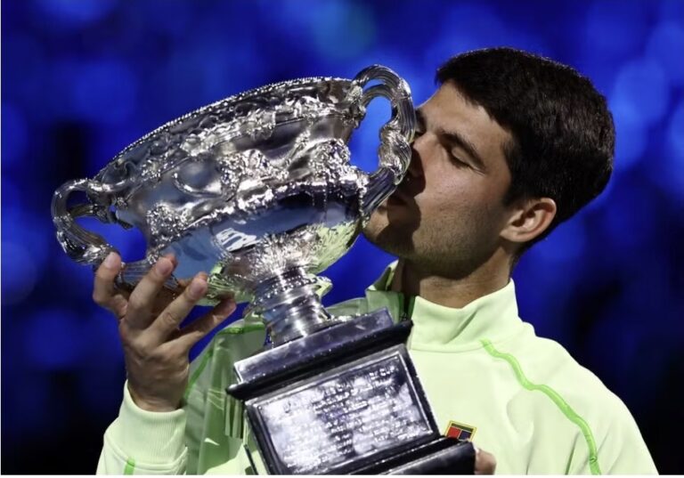 Alcaraz bate Djokovic, é campeão do Australian Open e se torna mais jovem a vencer os 4 Grand Slams