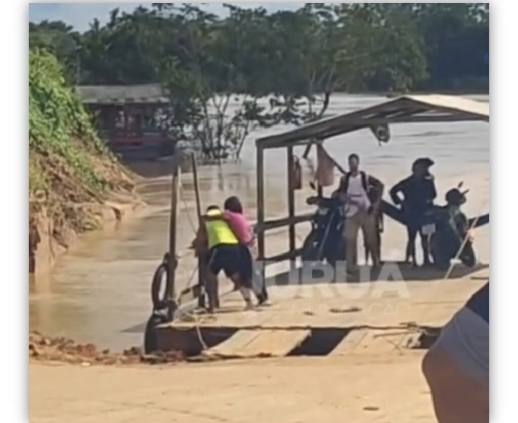 Homens trocam socos em Balsinha na travessia do Rio Juruá entre Cruzeiro do Sul e Rodrigues Alves