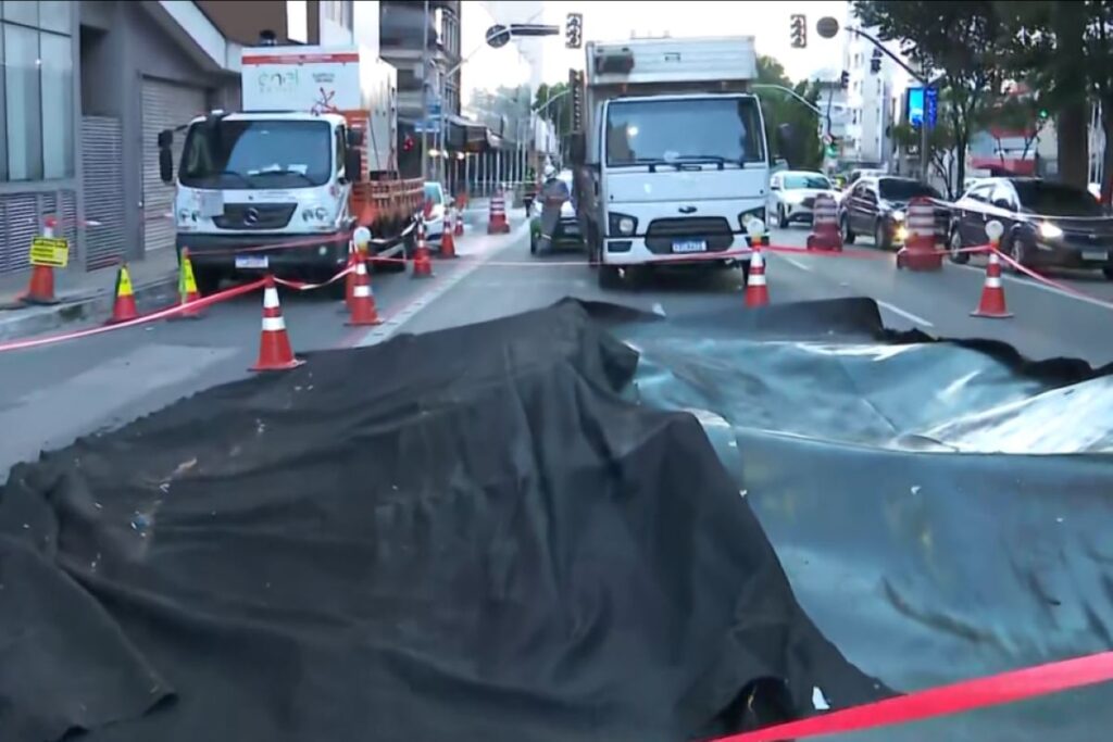 explosao-abre-cratera-e-interdita-trafego-na-rua-da-consolacao