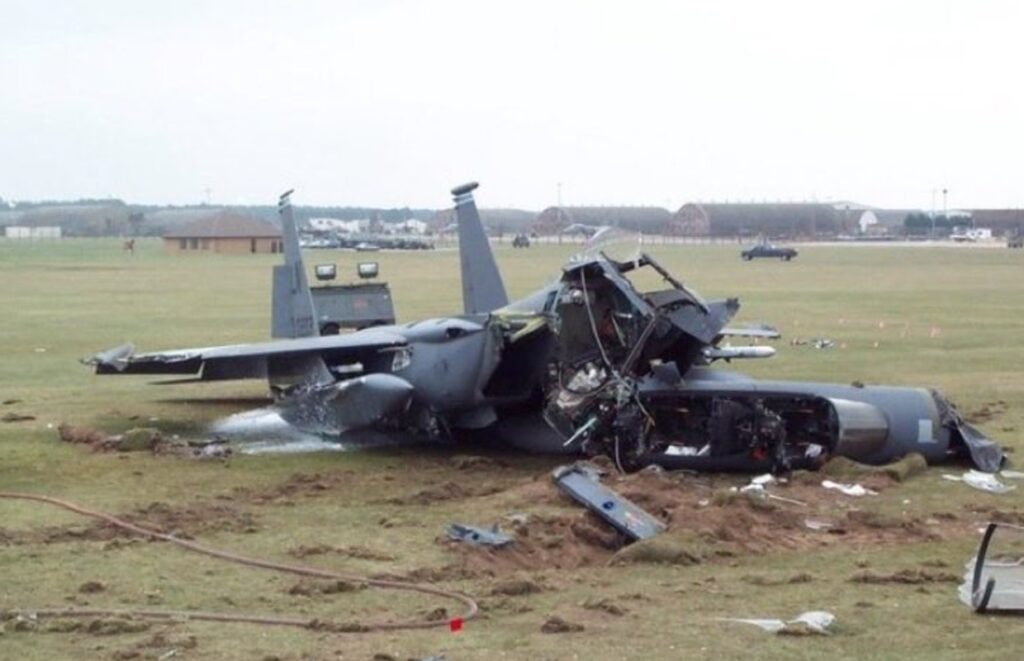 caca-f-15-dos-eua-cai-no-kuwait-apos-operacao-contra-o-ira.-veja-no-youtube