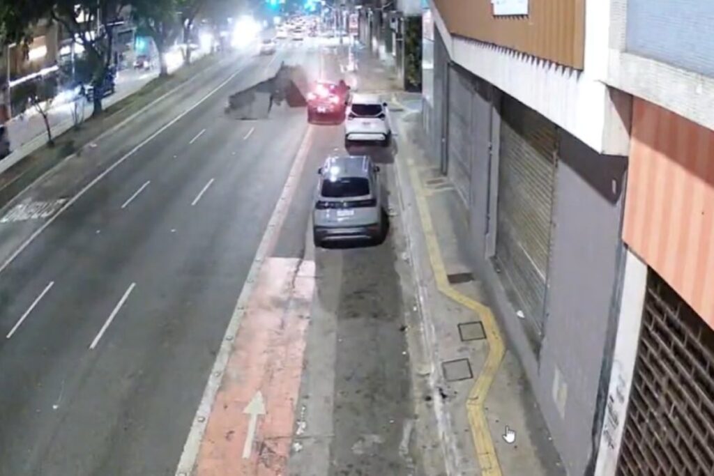 veja-momento-de-explosao-que-abriu-cratera-na-rua-da-consolacao.-video