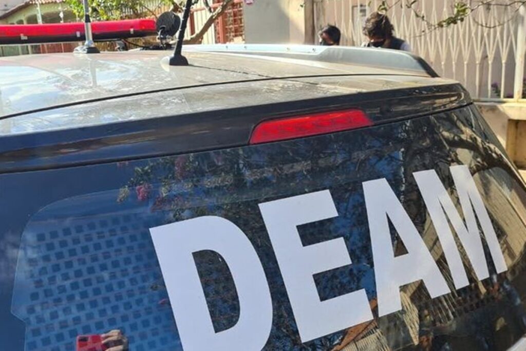 mulher-e-empurrada-e-ameacada-pelo-companheiro-em-frente-a-delegacia