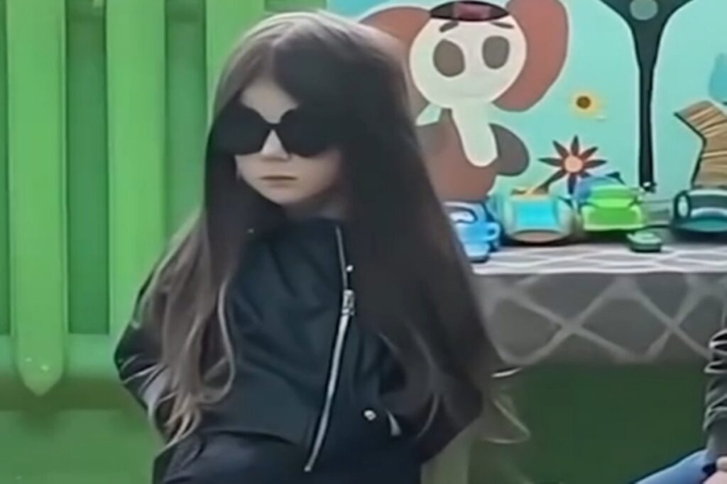 fashionista-mirim-viraliza-com-visual-“gotico”-e-pantufas-de-coelho