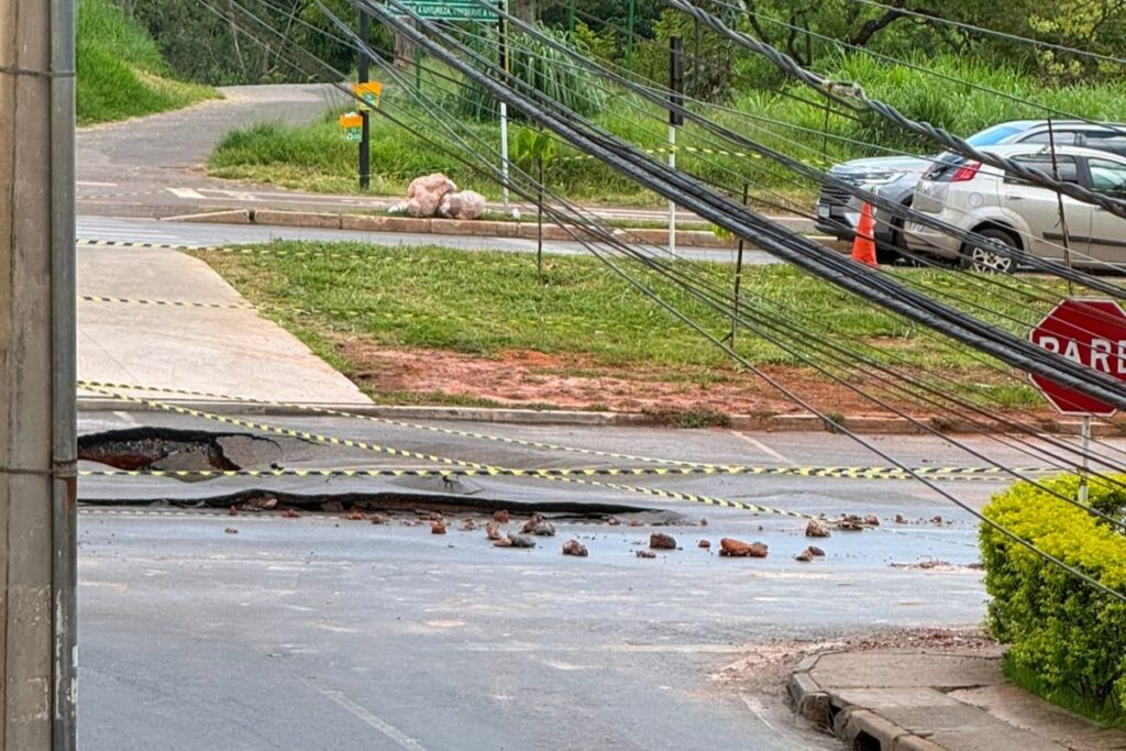 rompimento-de-esgoto-que-causou-cratera-interdita-via-em-aguas-claras.-veja-video