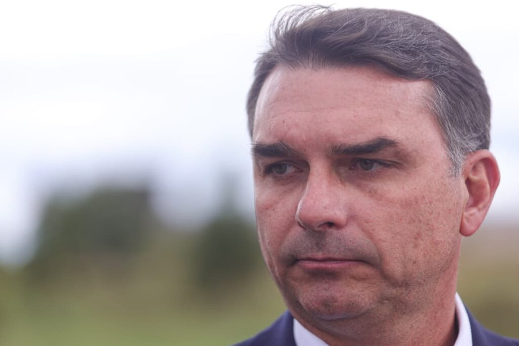 flavio-reage-apos-moraes-negar-domiciliar-a-bolsonaro:-“atrocidade”
