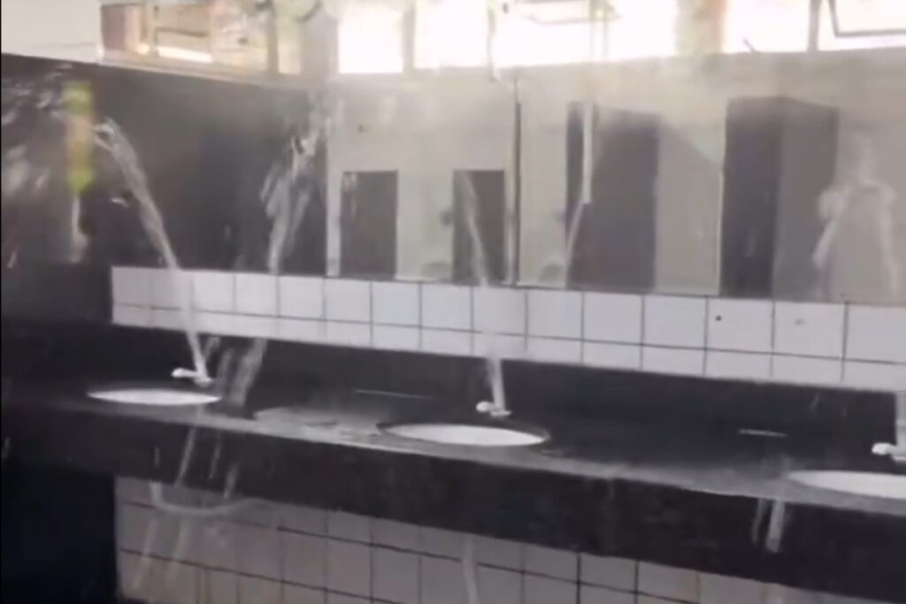 “maniaco-das-torneiras”-furta-pecas-e-alaga-banheiro-de-terminal.-veja-video: