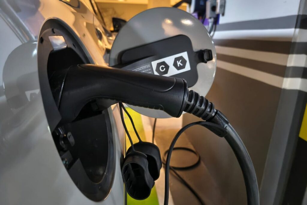 carro-eletrico:-apos-lei,-predios-se-preparam-para-instalar-carregador