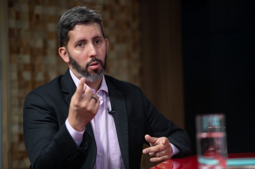 pt-coloca-leandro-grass-na-corrida-pelo-governo-do-df