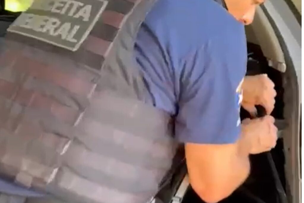 receita-apreende-200-iphones-escondidos-em-carro-em-mg;-veja-video