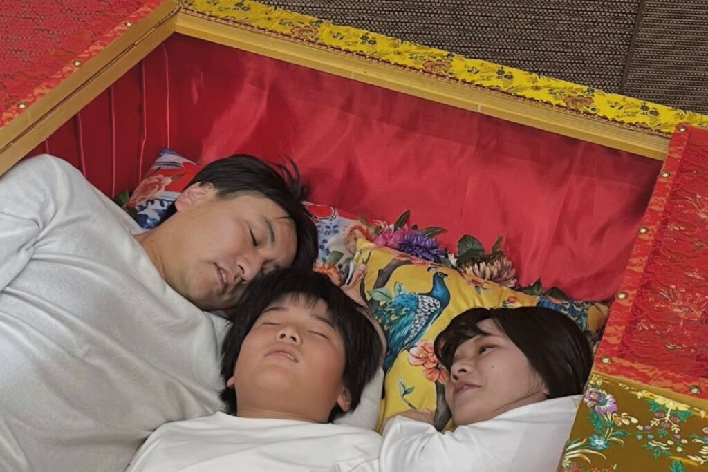 terapia-inusitada:-meditar-dentro-de-caixao-vira-“trend”-entre-jovens