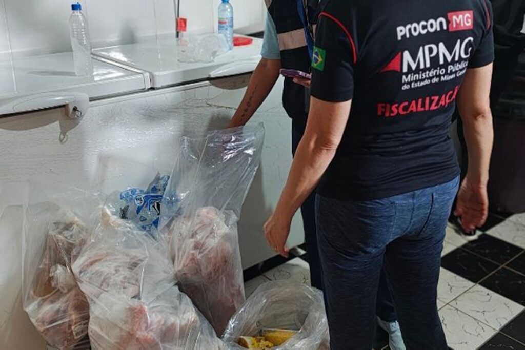 procon-apreende-492-kg-de-alimentos-improprios-para-consumo-em-mg