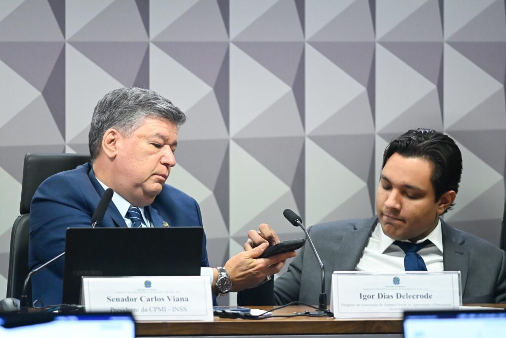 confira-o-momento-em-que-investigado-no-inss-dribla-cpmi-com-iphone.-veja-video