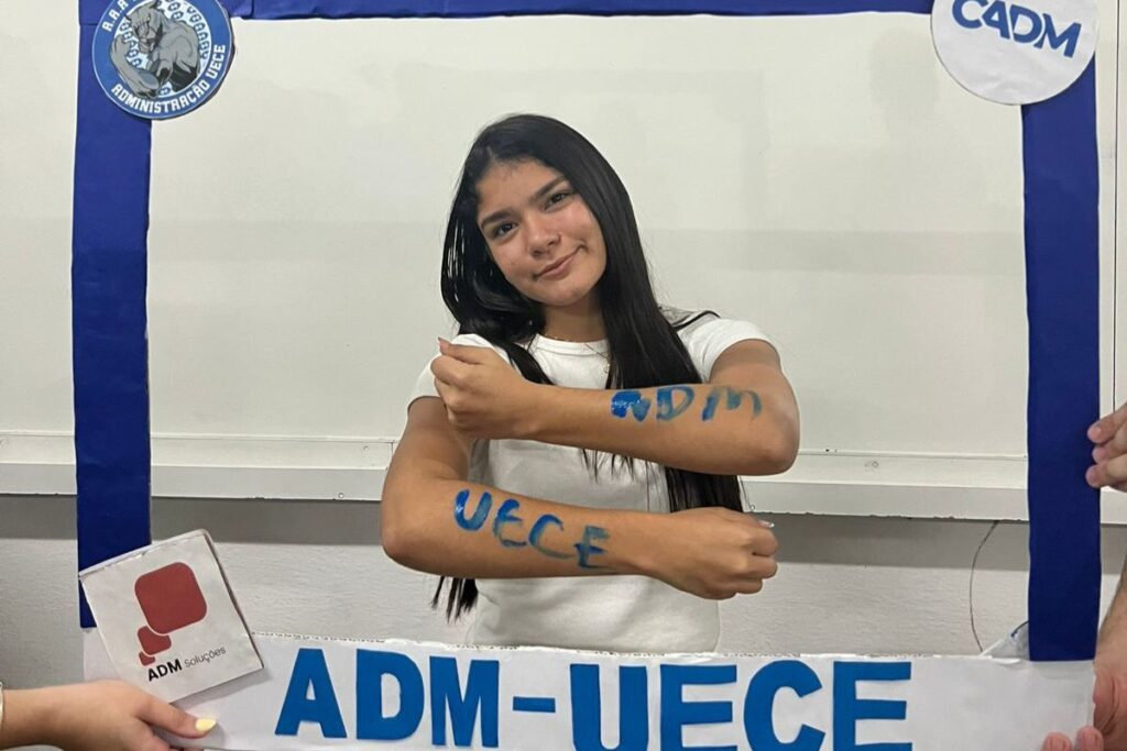 estudante-da-rede-publica-vence-rotina-exaustiva-e-e-aprovada-na-uece