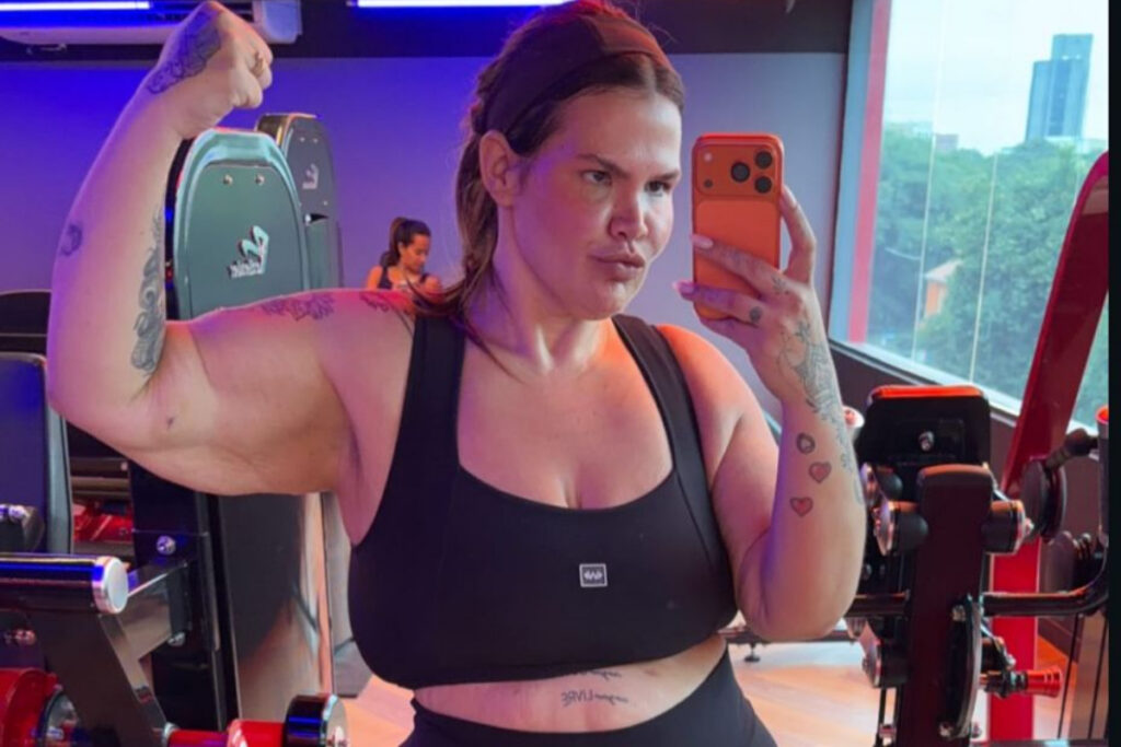 thais-carla-exibe-biceps-apos-perder-85-kg