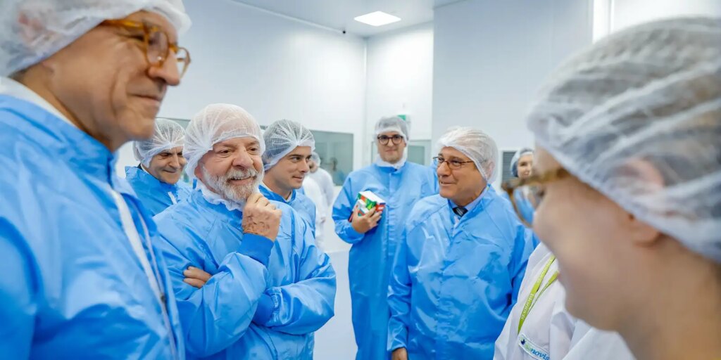 Lula visita fábrica que fornece 19 milhões de produtos ao SUS lula-visita-fabrica-que-fornece-19-milhoes-de-produtos-ao-sus