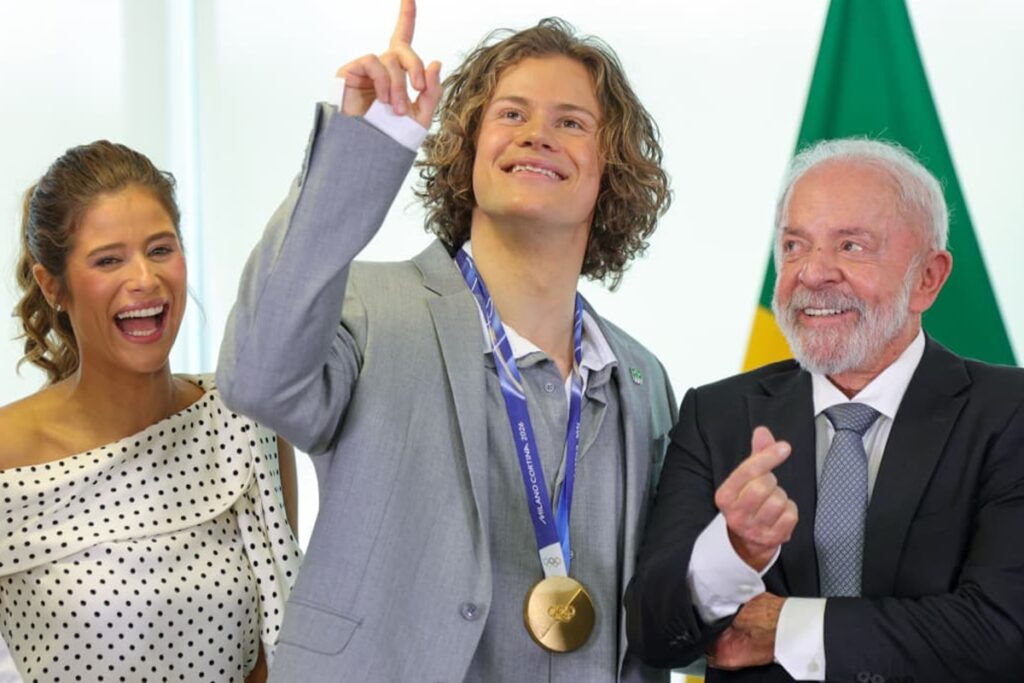 ouro-olimpico,-lucas-pinheiro-veste-marca-de-sasha-em-evento-com-lula