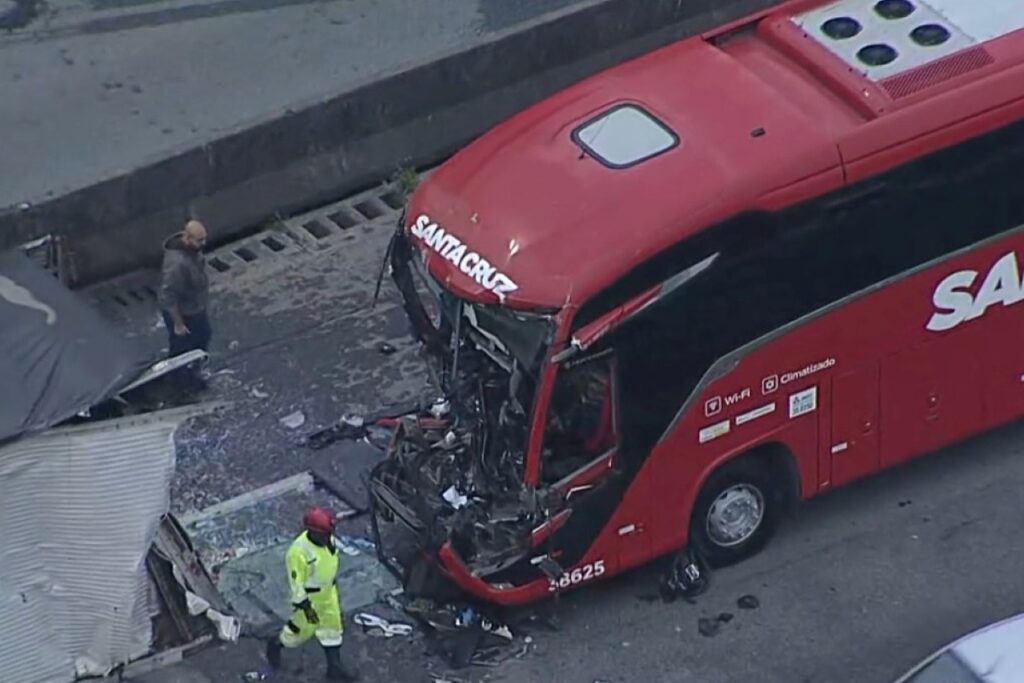 acidente-com-onibus-e-caminhao-deixa-1-morto-e-6-feridos-na-fernao-dias