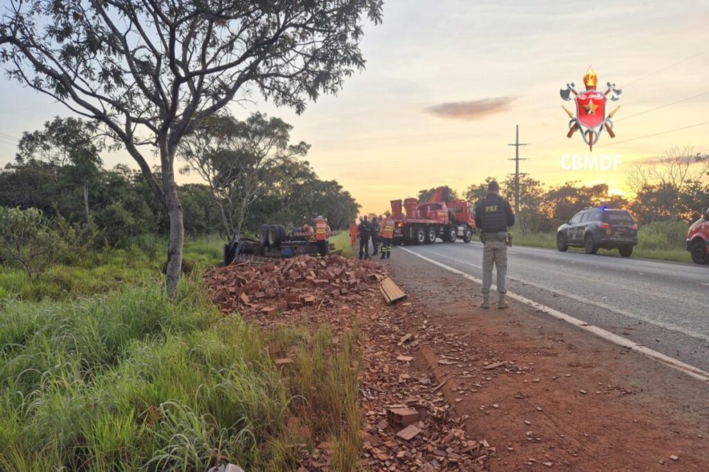 motorista-morre-preso-as-ferragens-apos-caminhao-capotar-em-rodovia-do-df.-video