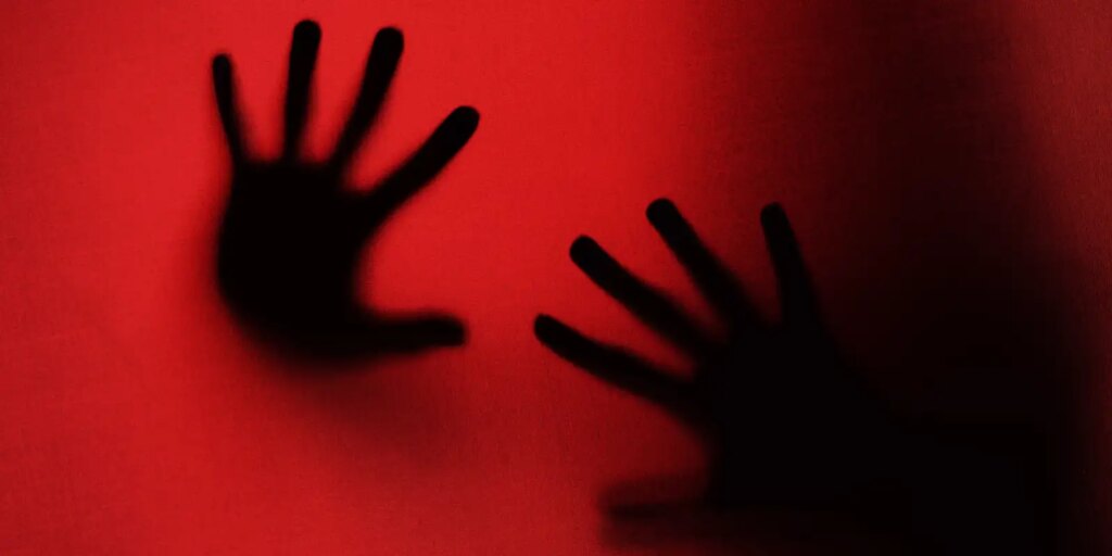 Crime de estupro: entenda os agravantes e punições previstas em lei crime-de-estupro:-entenda-os-agravantes-e-punicoes-previstas-em-lei