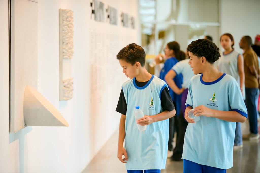 sergio-camargo-no-df:-mostra-recebe-alunos-de-escola-de-santa-maria.-veja-video