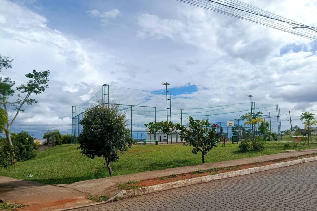 condominio-ocupa-areas-publicas-com-quadra-de-esportes-e-igreja-no-df