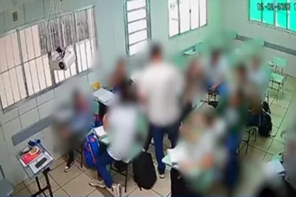 professor-aponta-para-aluno-negro-e-o-compara-com-chimpanze-em-maceio.-video