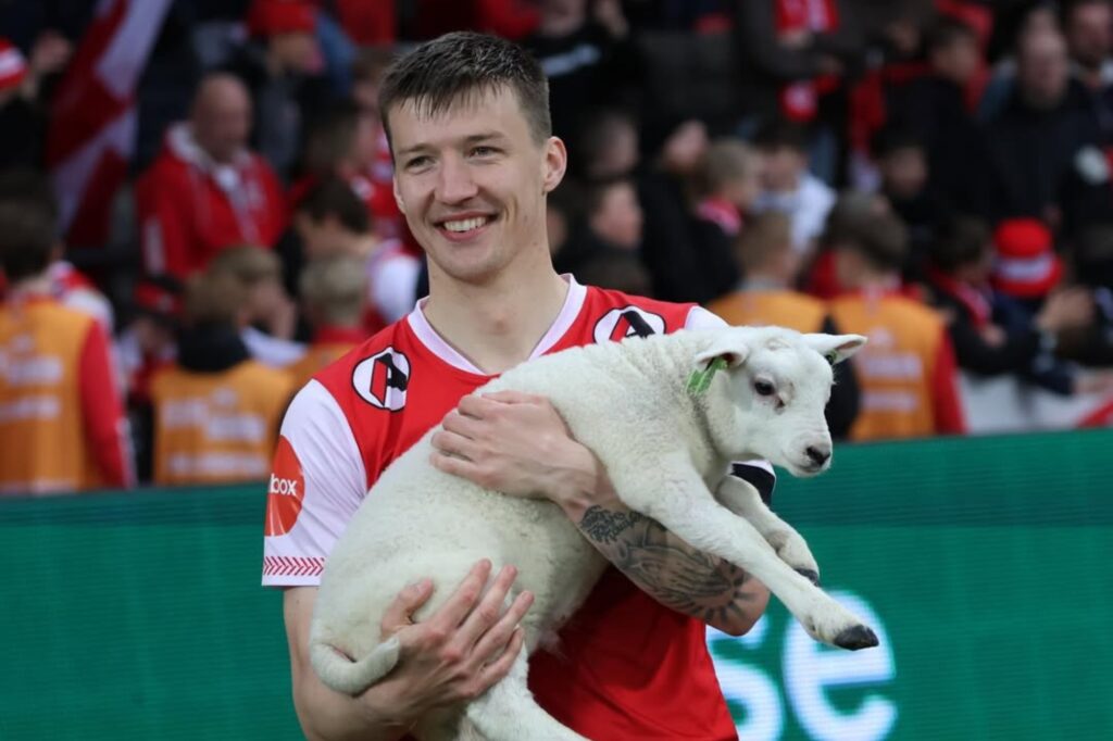 time-que-revelou-haaland-troca-trofeus-por-premios-inusitados;-confira