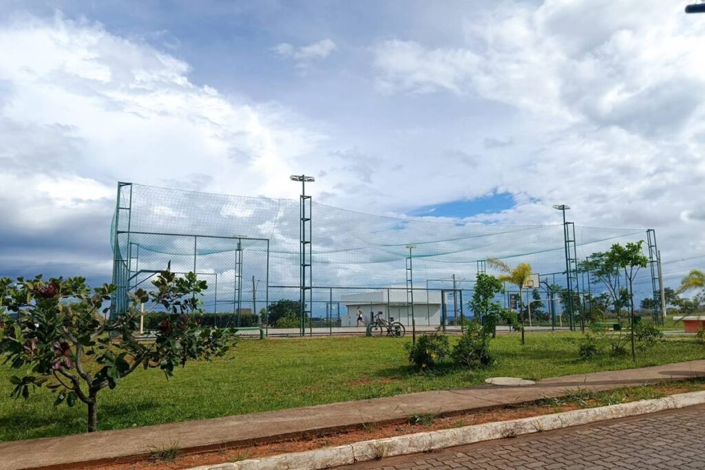 condominio-e-multado-por-erguer-quadra-de-esportes-em-lote-de-escola