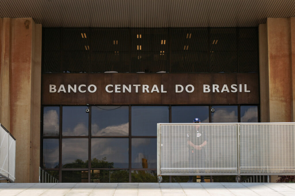 bc:-sindicato-defende-investigacao-contra-servidores-afastados-por-ligacao-com-vorcaro