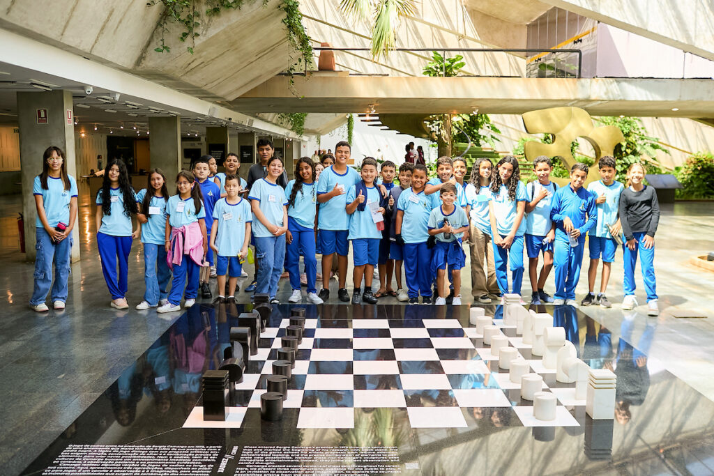 alunos-do-gama-exploram-a-arte-de-sergio-camargo-no-coracao-da-capital.-veja-video