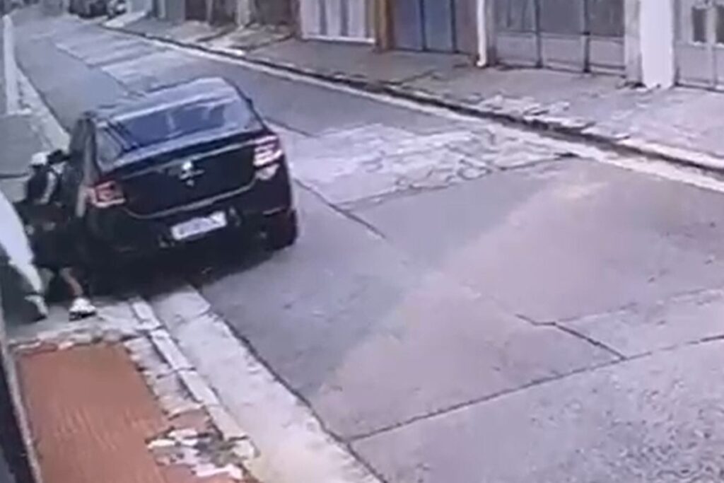 dupla-e-flagrada-arrombando-portao-e-invadindo-casa-na-zona-leste.-veja-video