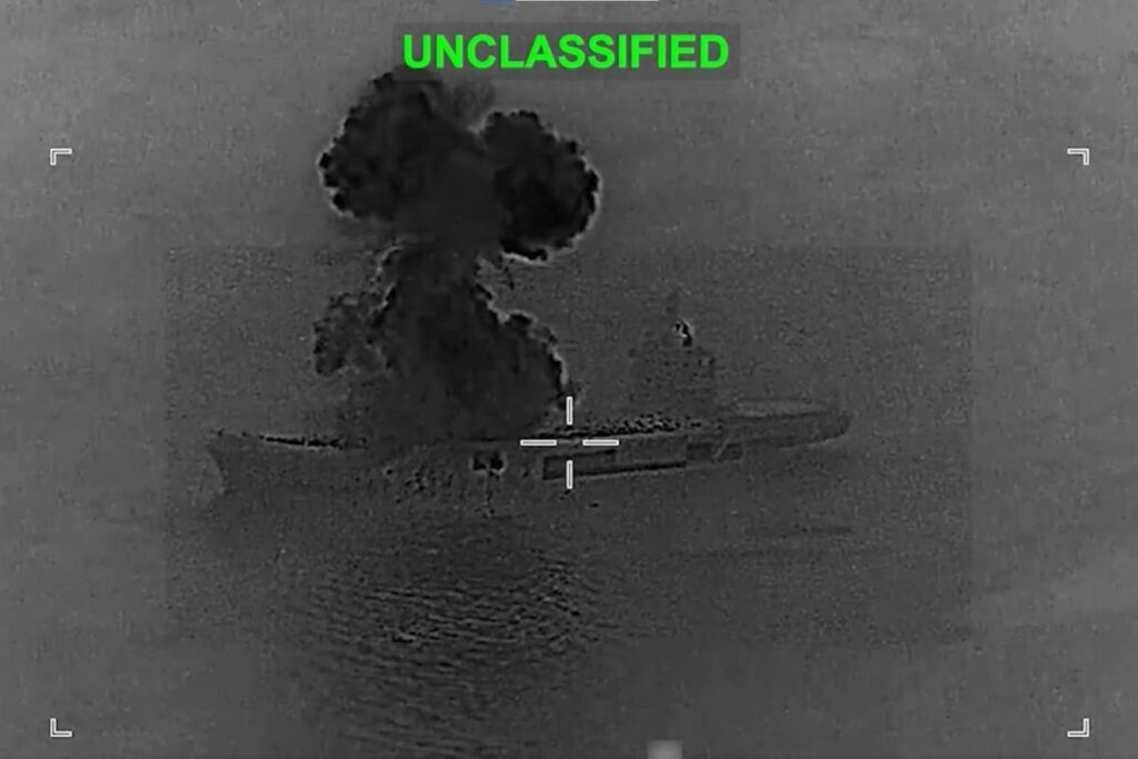 eua-divulga-video-de-porta-drones-iraniano-em-chamas-apos-ataque.-veja