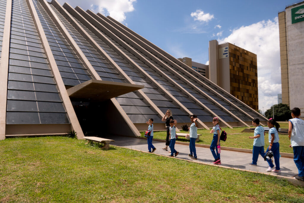 estudantes-de-planaltina-conhecem-obras-de-sergio-camargo-no-teatro