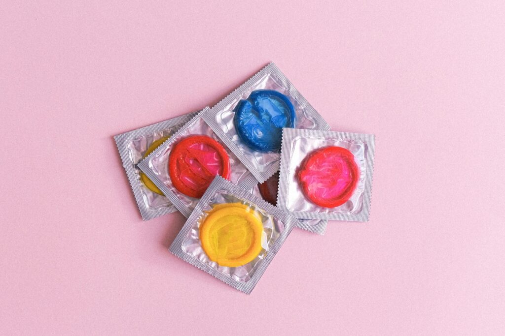 tudo-que-voce-precisa-ou-deve-saber-sobre-como-usar-camisinha