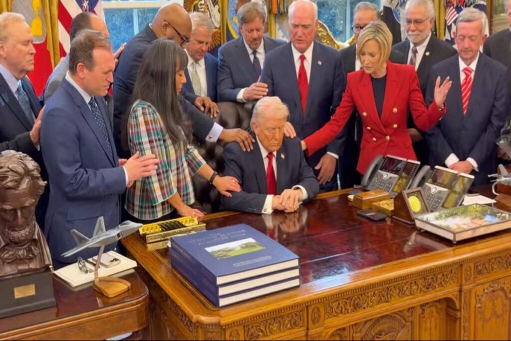 trump-recebe-oracao-de-lideres-religiosos-na-casa-branca