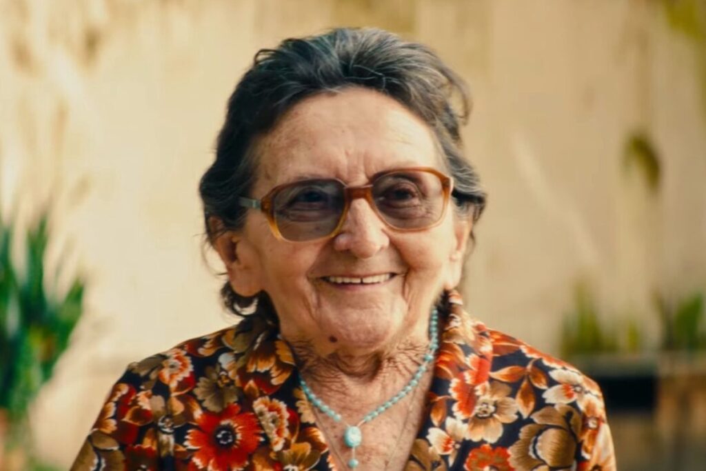 atriz-de-o-agente-secreto-fala-sobre-fama-e-planos-para-o-futuro